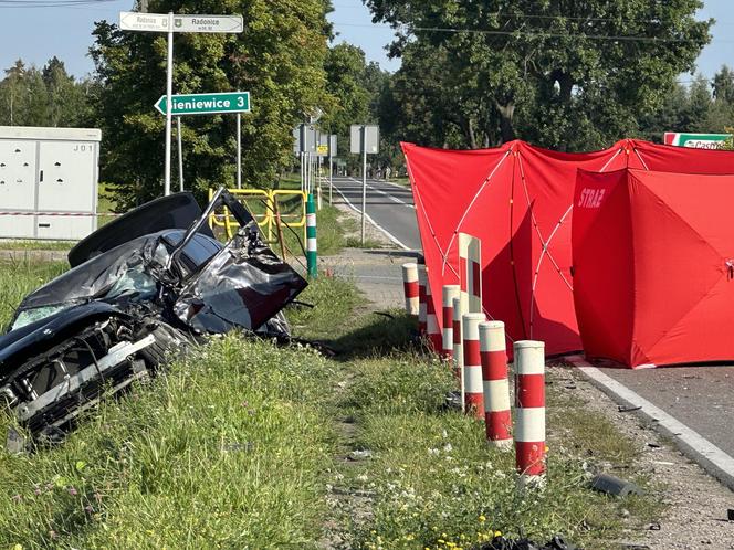  Śmierć na drodze w Radonicach. Dachowanie BMW