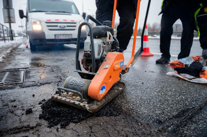 Drogowcy walczą z dziurami w asfalcie