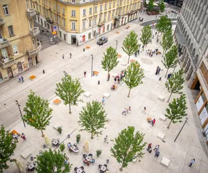 Plac Pięciu Rogów: miejska oaza, betonowa pustynia czy zwornik łączący różne przestrzenie i funkcje miasta?