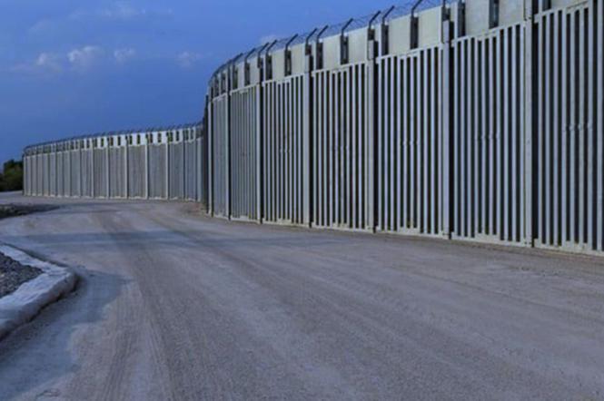 Betonowy mur na granicy zamiast płotu. Kto za to zapłaci? 
