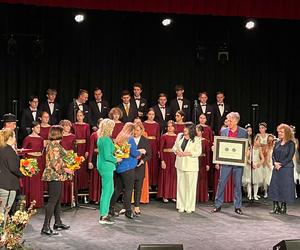 Wręczenie Tarczy Herbowej dla Pałacu Młodzieży i chóru Scherzo
