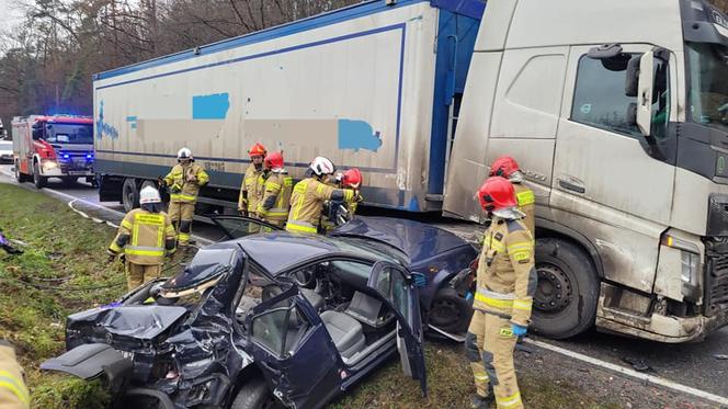 Koszmarny wypadek na DK 16 pod Grudziądzem! Kobieta była uwięziona w aucie [ZDJĘCIA]