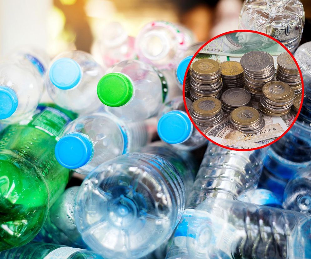 Stos plastikowych butelek z kolorowymi zakrętkami symbolizujący recykling. Na pierwszym planie w okręgu widoczne ułożone w słupki monety na banknotach, co odnosi się do systemu kaucyjnego i zwrotu pieniędzy za opakowania. Dowiedz się więcej o kaucji na Super Biznes.