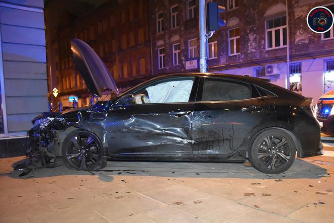 Huknął autem w kino na Pradze. I zwiał 