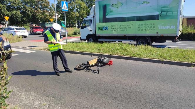 Wypadek dwóch pojazdów na ulicy Dekana w Lesznie 