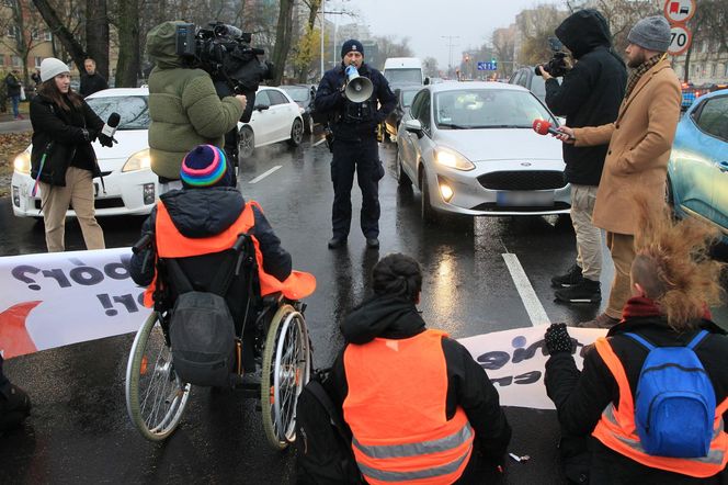 Ostatnie Pokolenie zablokowało Wisłostradę. Furia kierowców. Matka chorego dziecka błagała o przejazd