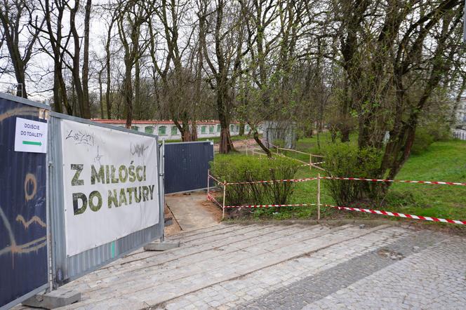 Remont parku Planty. Nie było dostępu do słynnej białostockiej toalety