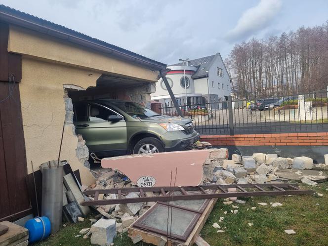 Honda przebiła ścianę garażu w Tarnowie