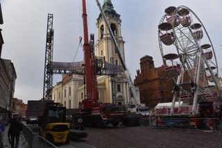 Dwa wielkie dźwigi zajęły się sceną na Sylwestra z Polsatem w Toruniu