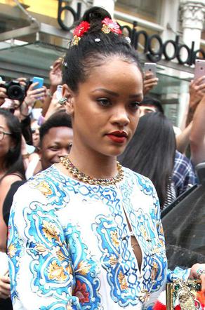 Rihanna w kombinezonie w etniczne wzory