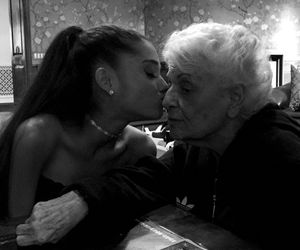 Nie żyje babcia Ariany Grande. Niedawno wydały wspólną piosenkę