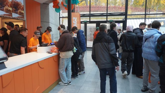 Tłumy na otwarciu Popeyes w Olsztynie. Rekordzista czekał w kolejce ponad 20 godzin