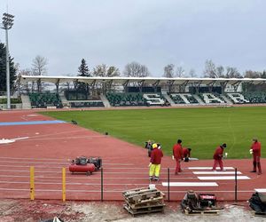 Ostatnie dni remontu stadionu w Starachowicach. Na bieżni pojwiły się tory