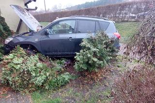 Kierowca wypadł z drogi i uderzył w budynek na Osowej Górze. Trafił do szpitala [ZDJĘCIA]