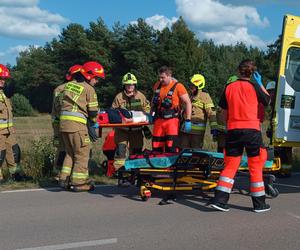 Szedł z córeczką poboczem, wjechało w nich auto