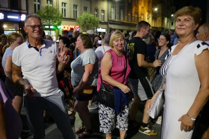 Potańcówka przed Teatrem Śląskim w Katowicach