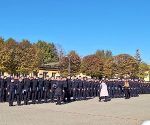 Uroczyste zakończenie szkolenia policyjnego w Katowicach. Ponad 200 nowych policjnatów