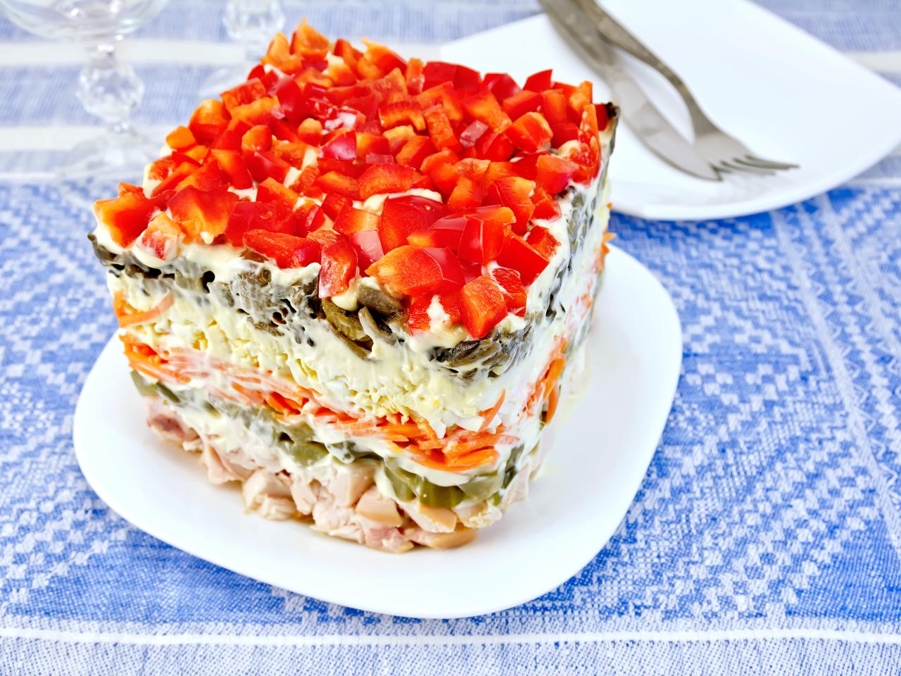 Sałatka warstwowa z kurczakiem