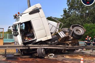 Totalna demolka na al. Prymasa Tysiąclecia. Ciężarówka uderzyła w bariery