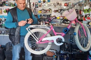 Biała Podlaska. Pan Marek naprawia stare rowery i oddaje je potrzebującym