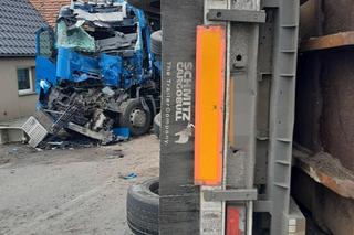 Przyczepa z drewnem zmiażdżyła kabinę ciężarówki. Kierowca był zakleszczony 