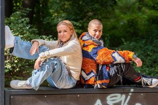 Pierwsza miłość: Dominika i Karma zostają przyłapane na kradzieży. By się ratować, Dominika wystawia kumpelę