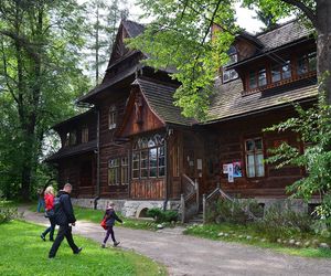 Ta małopolska willa jest hitem turystycznym. Wybudowali ją górale wraz ze sławnym malarzem