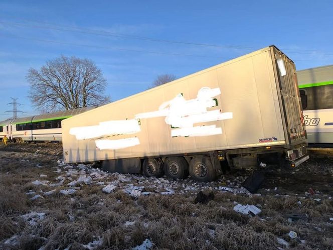   Tir zderzył się z pociągiem osobowym. Trasa kolejowa Ełk-Białystok zablokowana