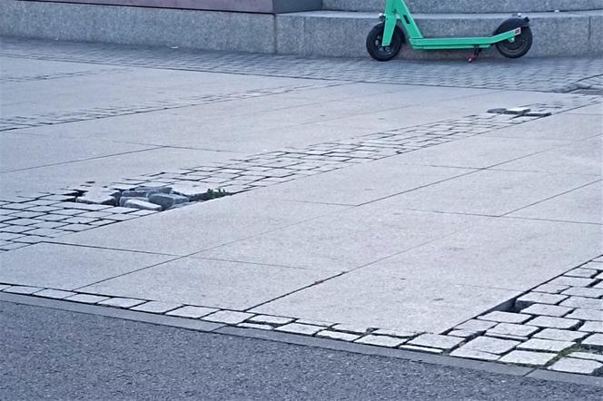 Uszkodzony chodnik w centrum Szczecina