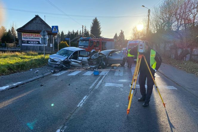 Czołowe zderzenie w Tarnowie. Są poszkodowani. 20-letni kierowca seata miał prawo jazdy od niespełna roku