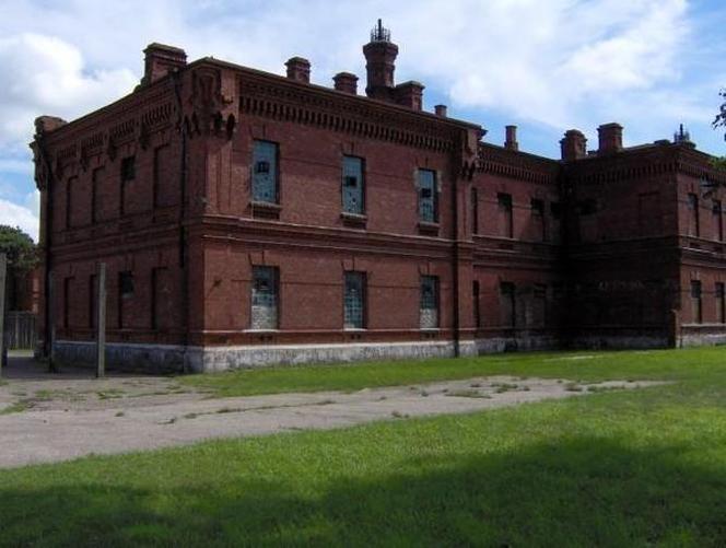 Więzienie- hotel Karosta. Ceglane budynki służyły jako więzienie w czasach carskich i w latach istnienia ZSRR; dziś obiekt służy jako groteskowy park rozrywki... Fot.www.karostascietums.lv