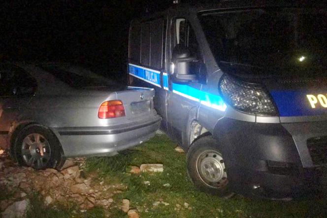 BMW uderzyło w policyjny radiowóz