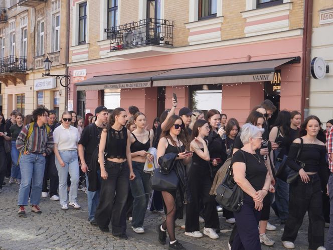 Ulicami Tarnowa przeszedł marsz przeciw przemocy. To reakcja na tragiczną śmierć 16-letniego Szymona 