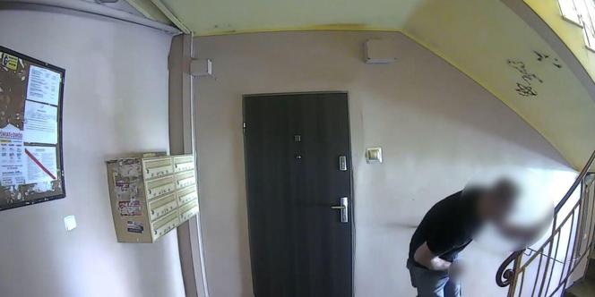 Mieszkańcy Rudy Śląskiej w Szoku. Mężczyzna zabawiał się na klatce schodowej. Wszystko nagrano