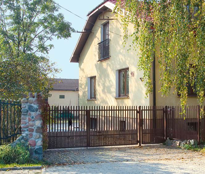 Stara brama może świetnie działać z nowym napędem elektrycznym. Kluczem są siłowniki