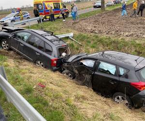 Totalna demolka pod Siedlcami. Osobówki staranowały bariery. Cztery osoby w szpitalu