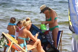 Posłanka Gajewska z dziećmi na plaży