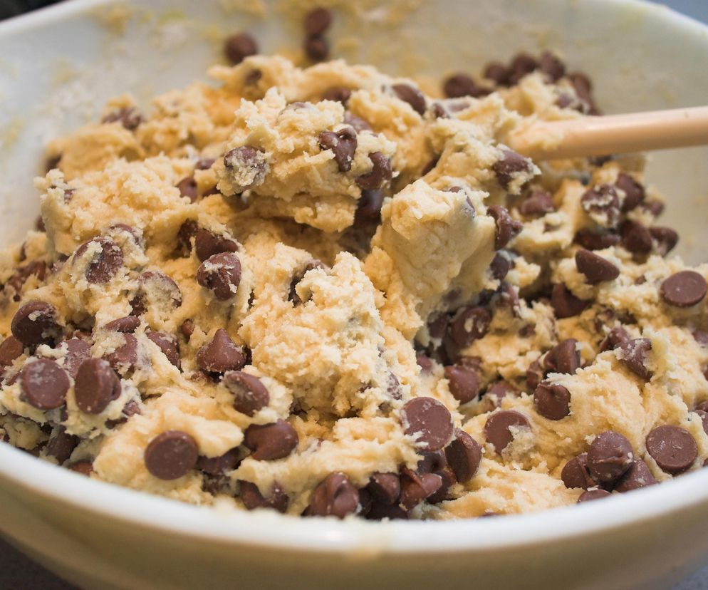 Lubisz zajadać się surowym ciastem? Ostrzeżenia babci były prawdziwe