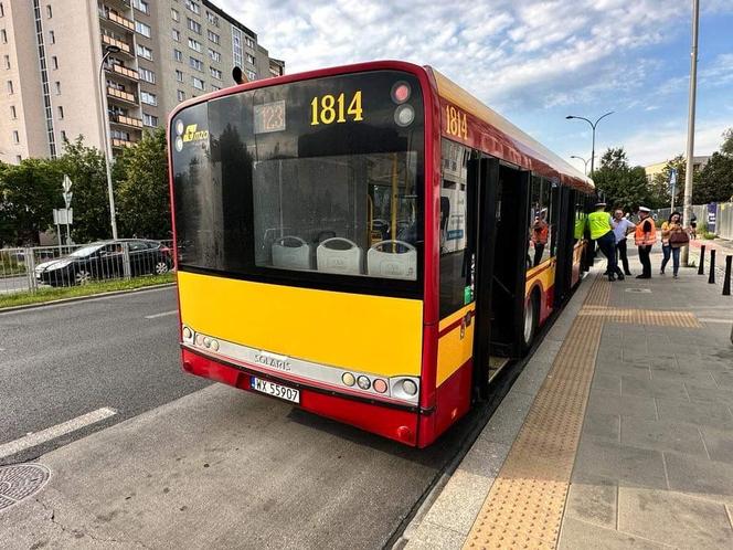 Dantejskie sceny w autobusie. Pasażer roztrzaskał głowę podczas gwałtownego hamowania. Nie żyje