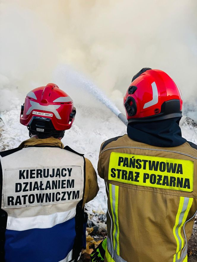 Pożar składowiska śmieci w Tychach. Służby apelują o zamykanie okien