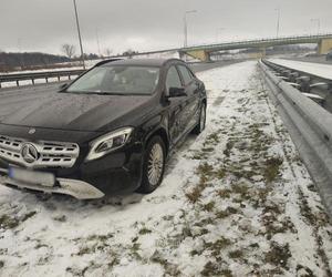 Wypadek na S7 pod Olsztynkiem. Samochód wjechał w bariery ochronne