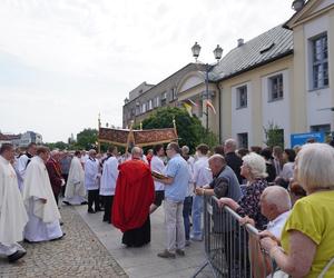 Boże Ciało 2024. Tłumy wiernych przeszły w procesji ulicami Białegostoku