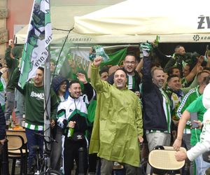 Gorąco przed finałem Ligii Konferencji we Wrocławiu. Tysiące kibiców na Rynku 