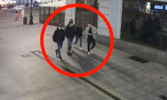 Pobicie w centrum Bydgoszczy! Policja publikuje nagranie i prosi o pomoc [WIDEO]