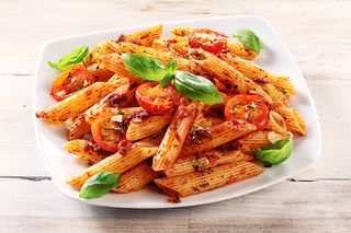 Penne z pomidorami - przepis na smaczne danie z makaronu