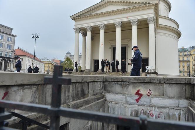 Policja pod kościołami w Warszawie