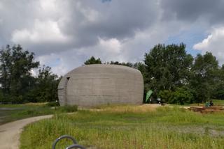 Gigantyczny kamień na Wybrzeżu Helskim. Jest wyczekany pawilon