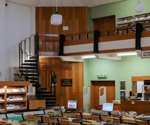 Biblioteka Uniwersytetu Opolskiego - zdjęcia. Zobacz zachowane wnętrza z lat 70.