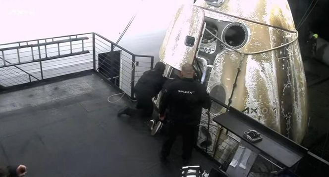Ewakuacja astronautów z kapsuły Dragon