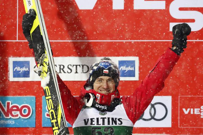 Kamil Stoch w Obertsdorfie celebruje zwycięstwo z żoną Ewą!